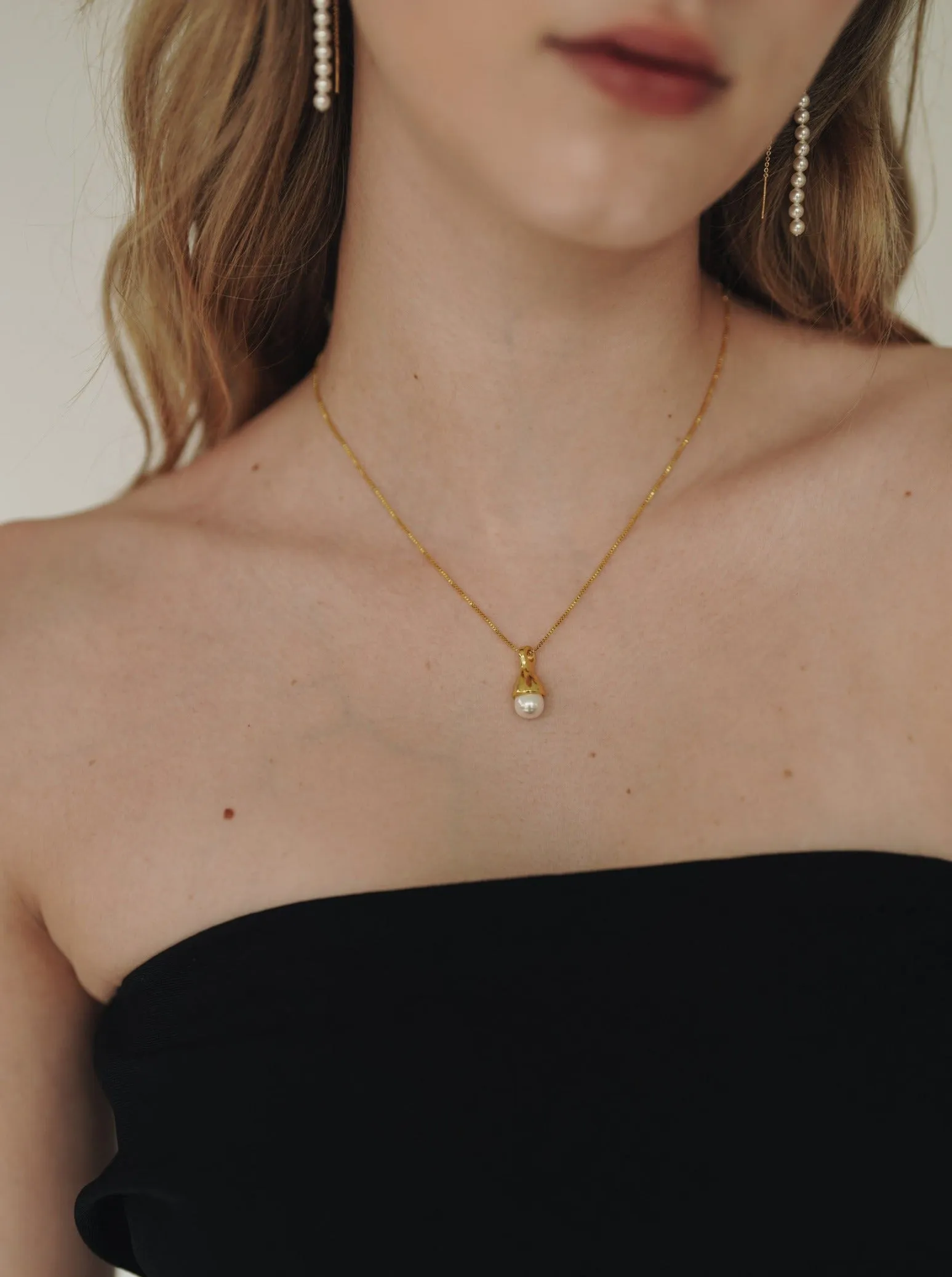 Anne Pearl Drop Necklace